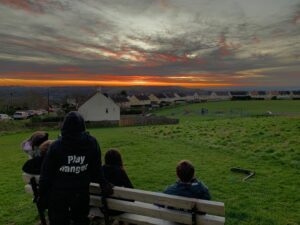 This image has an empty alt attribute; its file name is sunsett-300x225.jpg